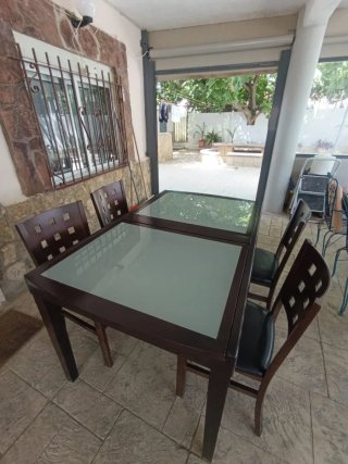 Mesa de comedor de madera y cristal