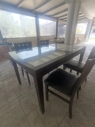 Mesa de comedor de madera y cristal