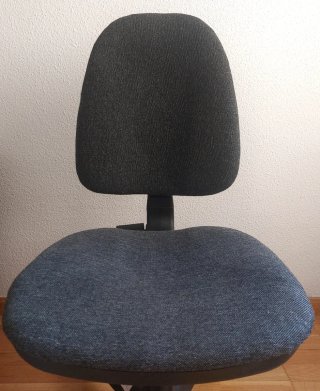Silla de oficina/estudio gris oscuro y negra.