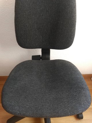 Silla de oficina/estudio gris oscuro y negra.
