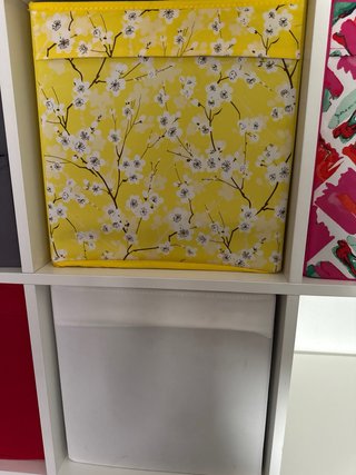 Estantería blanca con cajas de tela incluidas