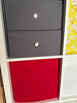 Estantería blanca con cajas de tela incluidas