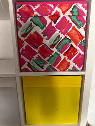 Estantería blanca con cajas de tela incluidas