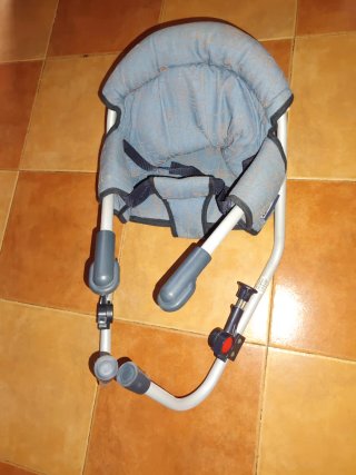 Trona NURSE portátil para bebé.