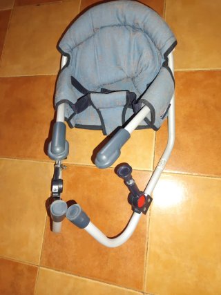 Trona NURSE portátil para bebé.