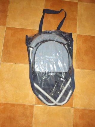 Trona NURSE portátil para bebé.