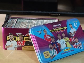 Caja Metálica Adrenalyn LaLiga con cromos