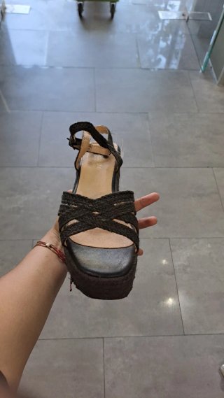 Sandalias de cuña negras