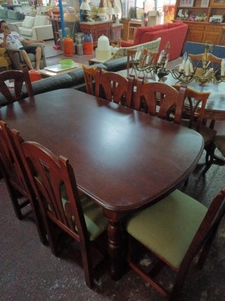Mesa extensible y 6 sillas de madera