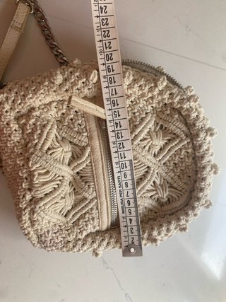 Bolso mochila crochet Zara tachuelas beige