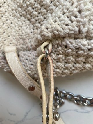 Bolso mochila crochet Zara tachuelas beige