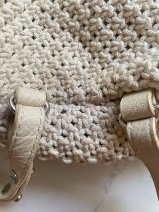 Bolso mochila crochet Zara tachuelas beige