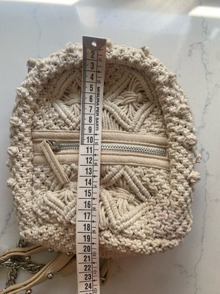 Bolso mochila crochet Zara tachuelas beige