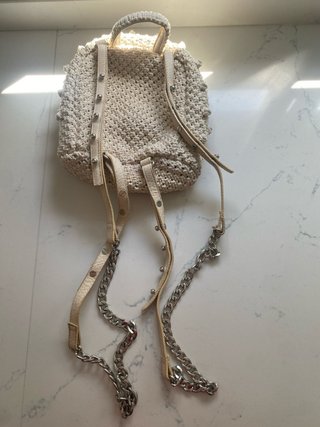 Bolso mochila crochet Zara tachuelas beige