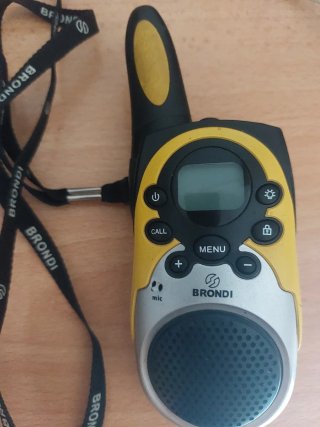 Cámara Firstline AFC338.1  y walkie talkies brondi