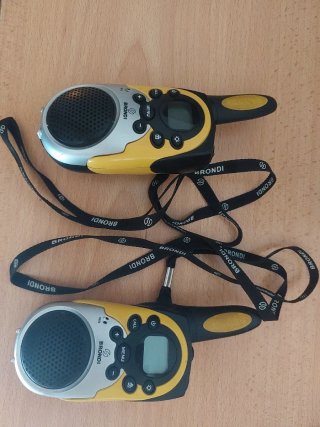 Cámara Firstline AFC338.1  y walkie talkies brondi