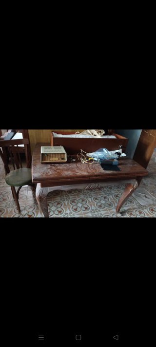 Mueble de madera antiguo con cajones