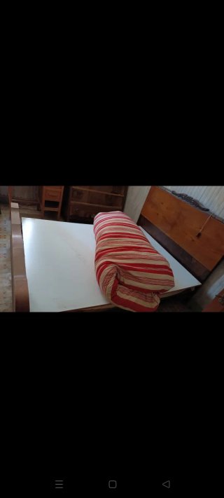 Mueble de madera antiguo con cajones