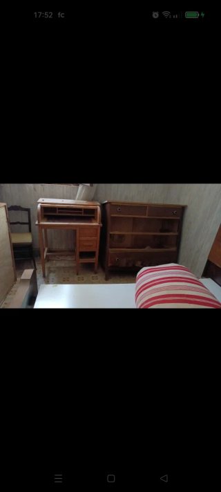 Mueble de madera antiguo con cajones