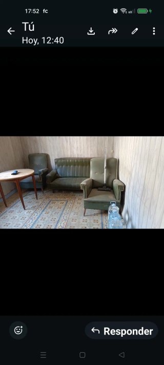 Mueble de madera antiguo con cajones