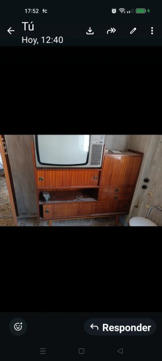 Mueble de madera antiguo con cajones