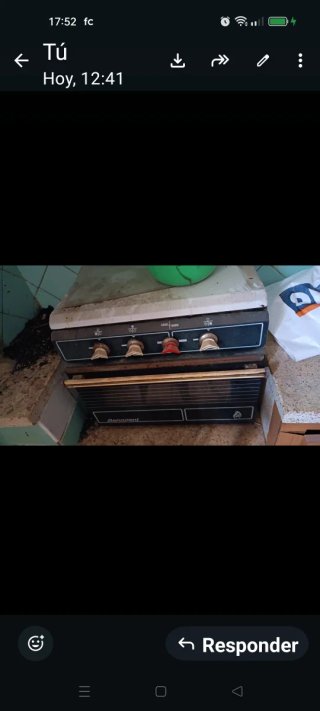 Mueble de madera antiguo con cajones