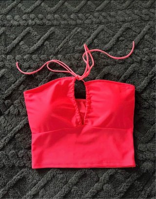 Top corto rosa con cordones