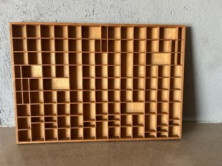 Estantería expositora de madera