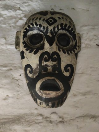 Máscara pequeña de madera decorada