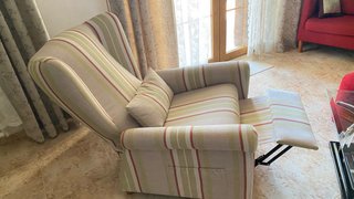Sillón de tela a rayas