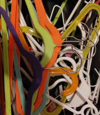 Se regala Perchas pequeñas ropa - diferentes color