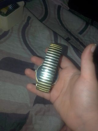 Reloj de pulsera dorado