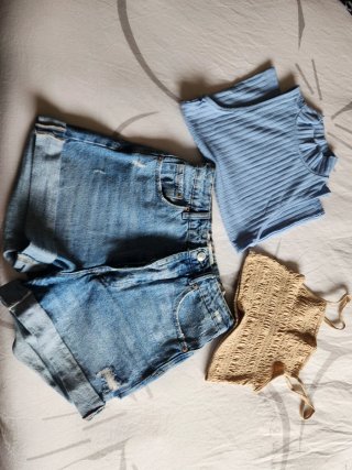 Conjunto: Shorts vaqueros, camiseta y top