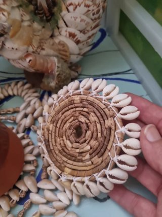 Dragón de caracolas y detalles marinos