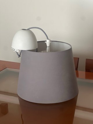 Lámpara de techo gris y blanca