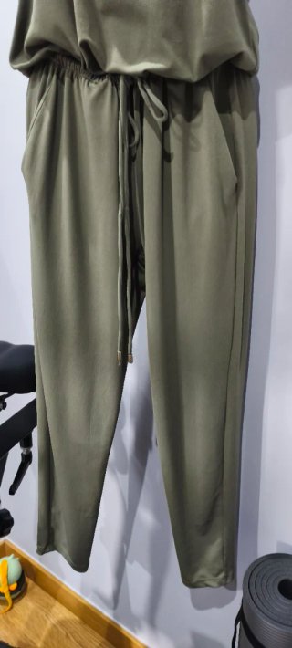 Mono de tiras verde oliva de Zara. Talla XS