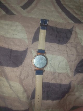 Reloj de pulsera azul y dorado