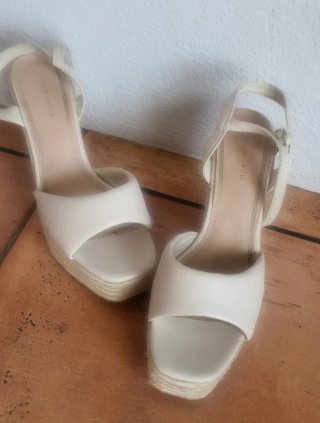 Sandalias cuña Stradivarius beige T-38