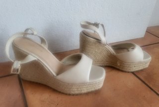 Sandalias cuña Stradivarius beige T-38