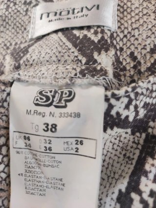 Pantaloni fantasia pitonata beige e grigio