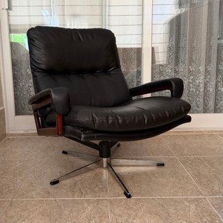 Sillón giratorio de piel negro