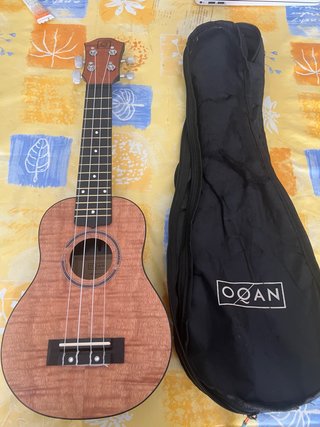 Ukelele OQAN con funda