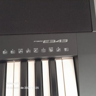 Piano Yamaha con soporte