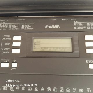Piano Yamaha con soporte