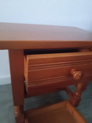 Mesita de noche rústica de madera con 2 cajones