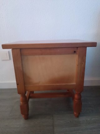 Mesita de noche rústica de madera con 2 cajones