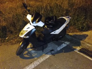 Moto Scooter Negra y Blanca. 125cc