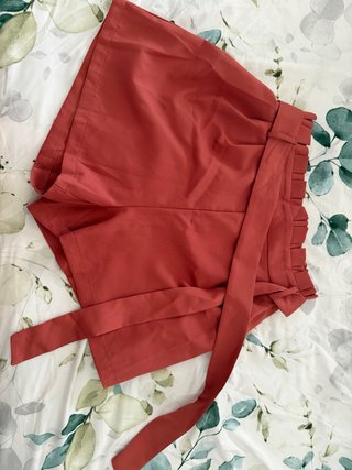 Pantalón corto rosa con cinturón