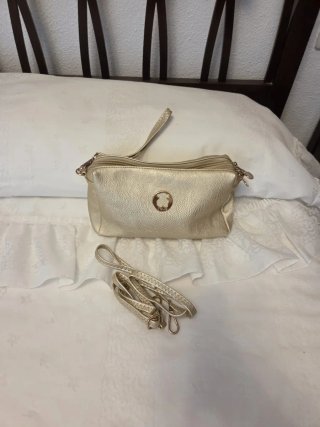 Bolso dorado con correa