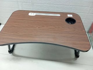 Mesa portátil con 4 puertos